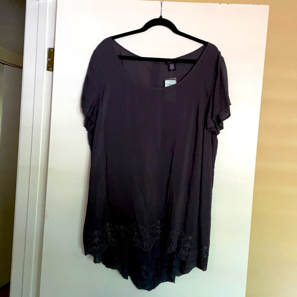 Torrid grey short sleeve split back tunic